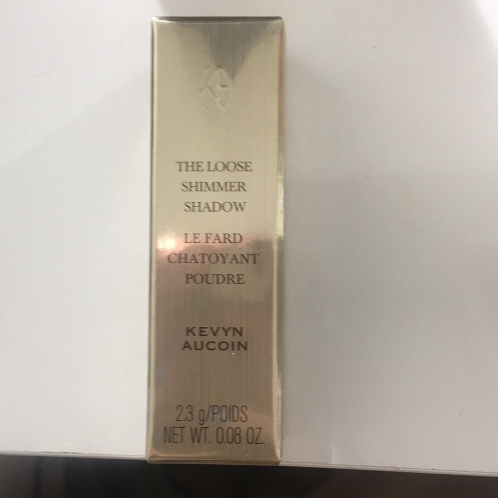 A beautiful rose gold loose shadow